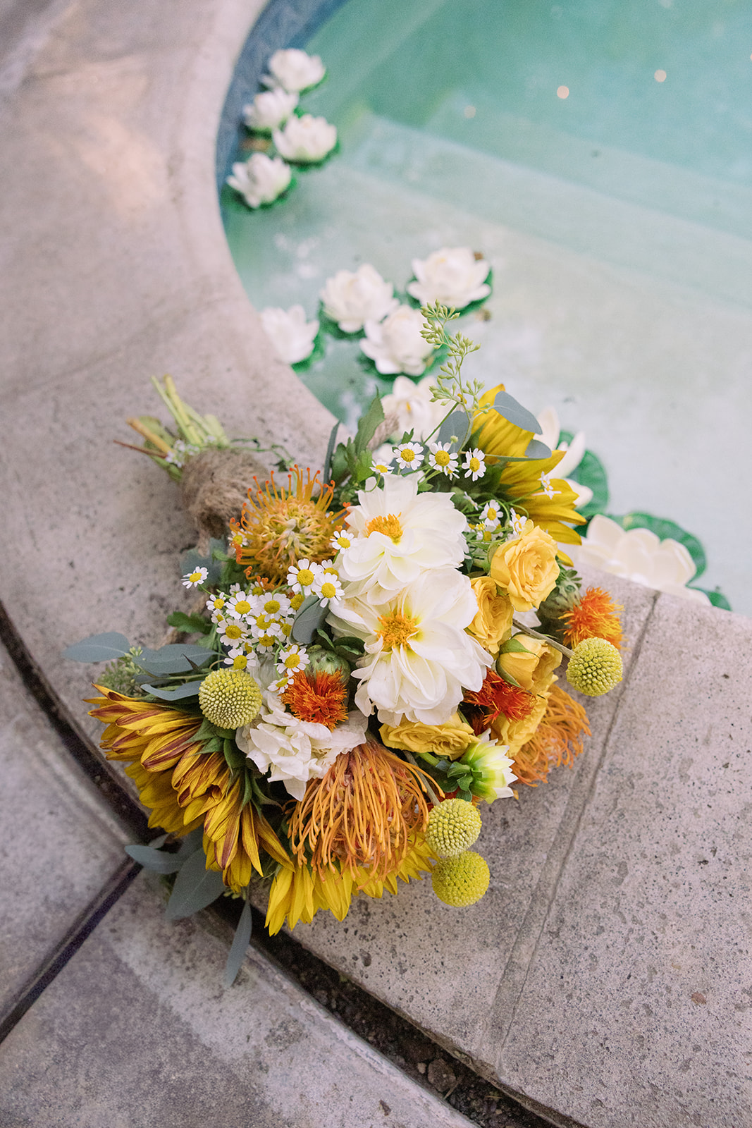 the bride's white and yellow bouquet 